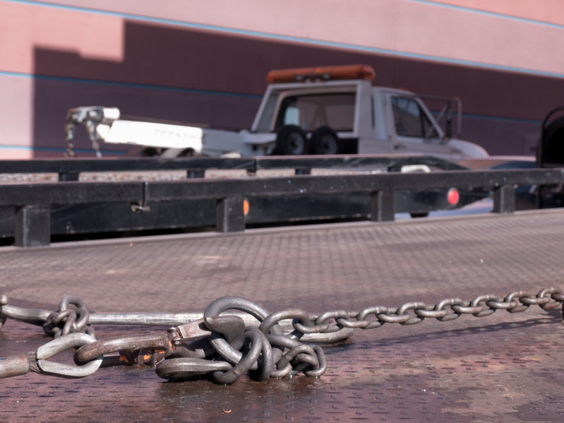 Apa Itu Towing Mobil? Ketahui Perbedaan Dengan Mobil Derek